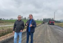 Deputado Tiago Zilli e prefeito Heriberto Schmidt vistoriam obra de pavimentação da Vila Rezin