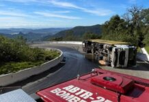 Carreta tomba na Serra da Rocinha e provoca derramamento de óleo na BR-285