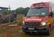 Carro capota, rompe cerca e vai parar no pátio de casa em São João do Sul