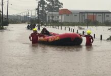 Idosa ilhada é resgatada de bote pelos bombeiros em Morro da Fumaça
