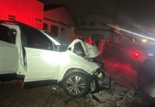 Dupla rouba caminhonete, sofre acidente durante fuga e agride vítima em Araranguá