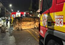 Carro atinge dois veículos estacionados e capota em Araranguá