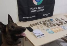 Jovem é preso após PM flagrar venda de drogas em frente a residência em Sombrio