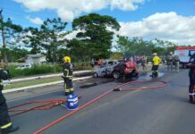 Colisão entre carro e moto deixa dois mortos e menino ferido na SC-285, em Turvo